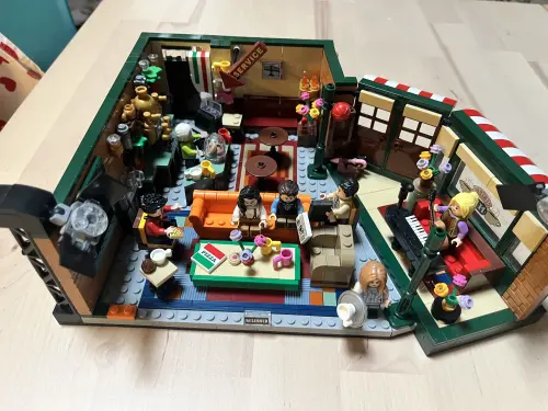 Bild 3 von Angebot 'LEGO Ideas Friends Central...'