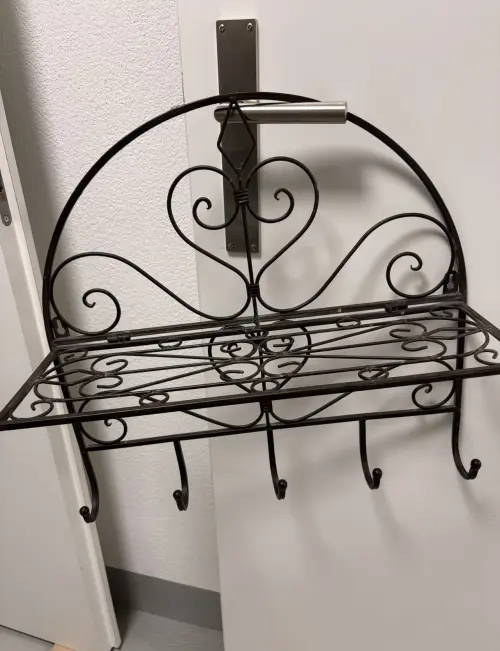 Bild 1 von Angebot 'Wandregal mit Haken Praktisch...'